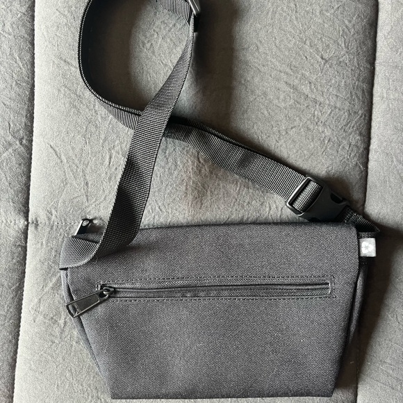 Parkland Bobbi Hip Pack (Crossbody Bag) - Picture 3 of 4